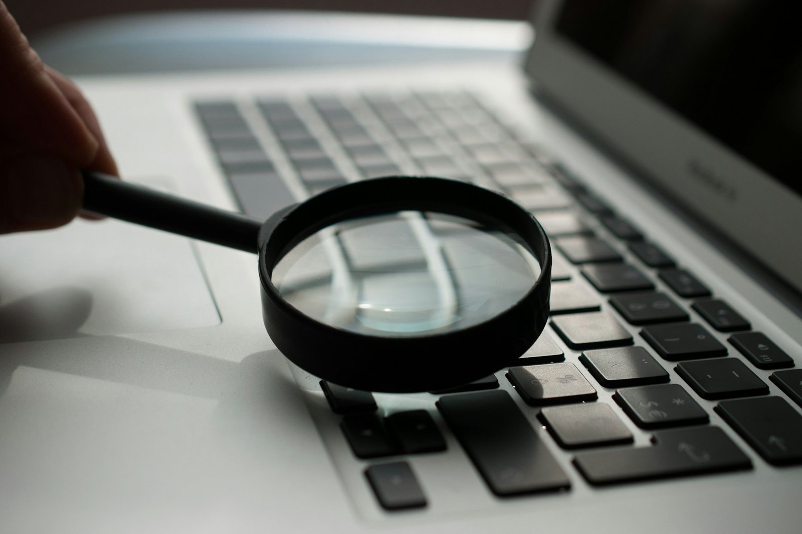 Why Device Inspection Matters Before Renting An iPhone, iPad, or MacBook
